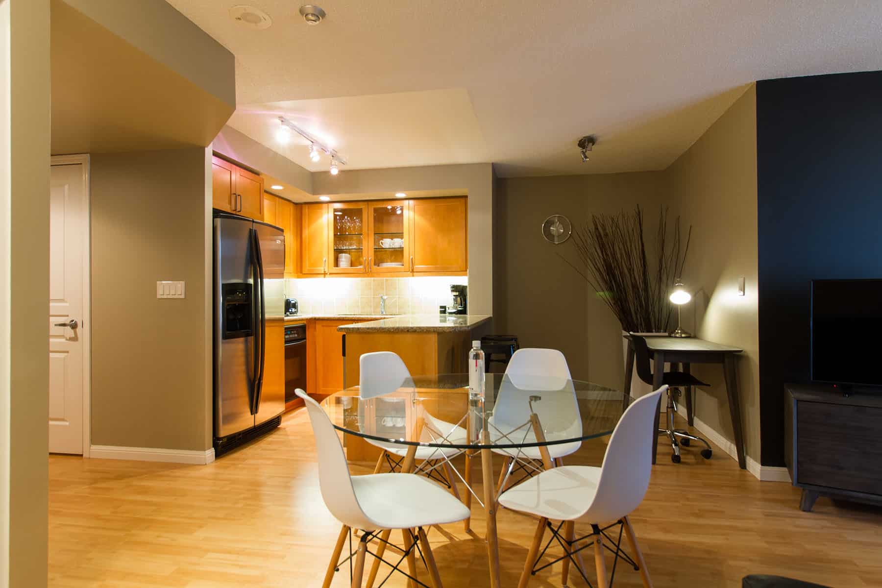 University-Plaza-1-bedroom-dining-and-kitchen-3